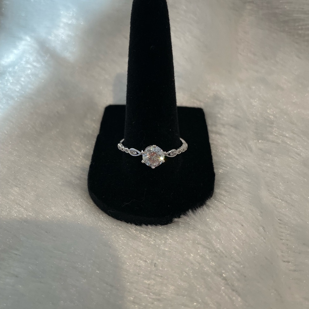 Woman’s 1.0 ct size 10 Moissanite ring - Picture 2 of 8